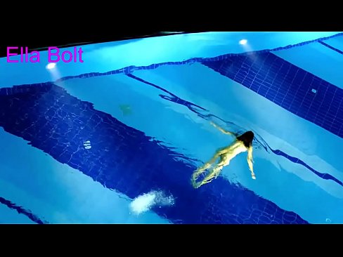 ❤️ Saya tidak bisa berhenti menonton, pirang muda tertangkap basah berenang di kolam resor ELLA BOLT ☑ Hanya porno pada kami